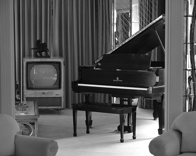 テレビとグランドピアノ