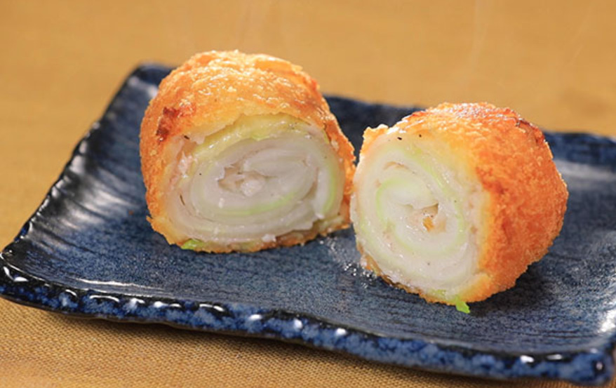 青い平皿に盛られた断面が美しい「白菜のミルフィーユカツ」